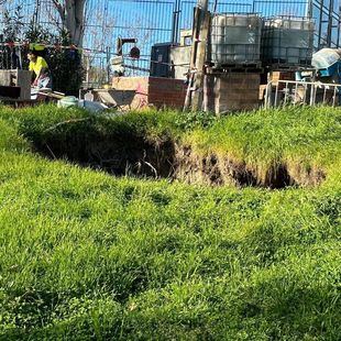El gran socavón del Parque de San Isidro que inquieta a los vecinos
