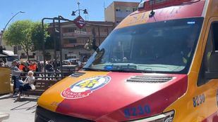 Sanitarios atienden a la mujer apuñalada en Alto de Extremadura