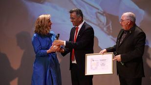 Nieves Herrero recibe el Premio Ana Baschwitz a la 'Mejor Profesional de Comunicación'