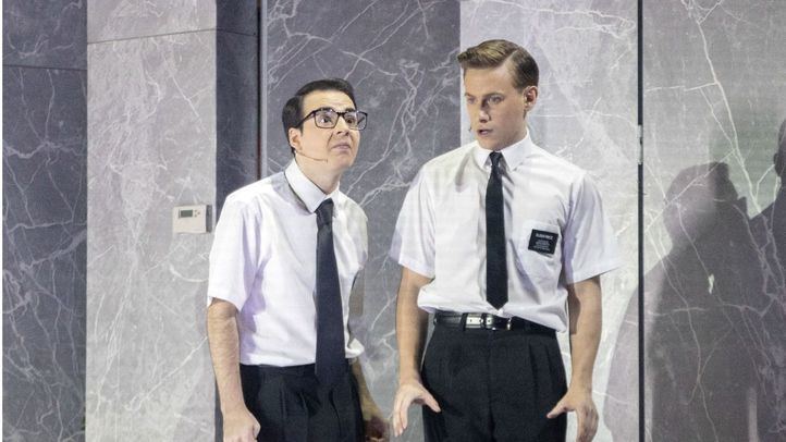 Alejandro Mesa (izquierda) mejor actor de musicales por The book of mormon, premio al mejor musical.