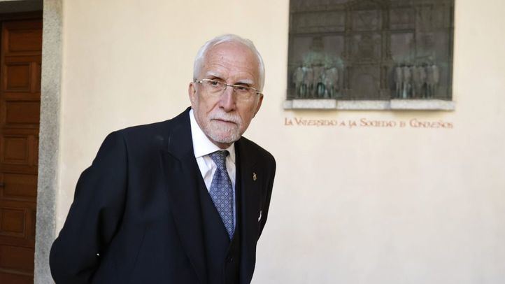 El escritor Luis Mateo Díez a su llegada a la entrega del Premio 'Miguel de Cervantes' 2023