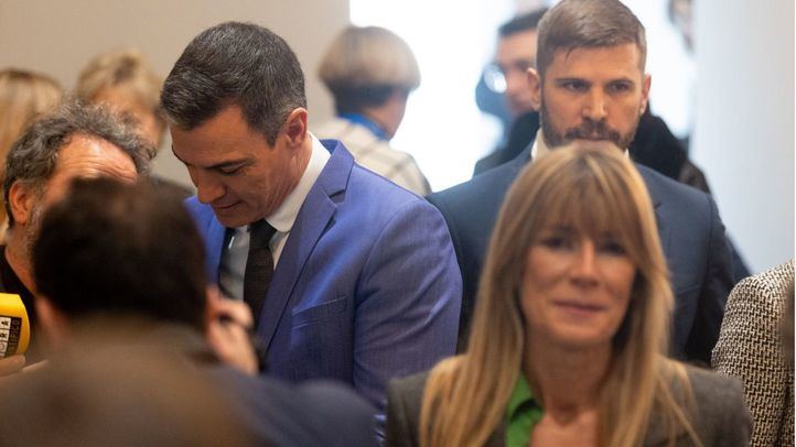 El presidente del Gobierno, Pedro Sánchez y su mujer Begoña Gómez durante la presentación del libro 'Tierra firme'
