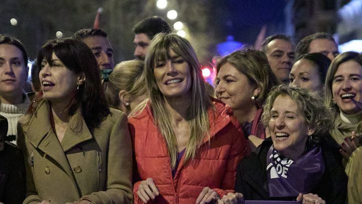 Begoña Gómez (2i), durante la manifestación convocada por la Comisión 8M por el Día Internacional de la Mujer, a 8 de marzo de 2024