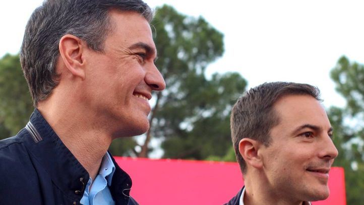 Pedro Sánchez y Juan Lobato durante un mitin