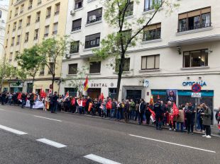 Militantes y simpatizantes del PSOE acuden a Ferraz para mostrar su apoyo a Sánchez