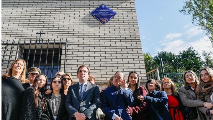 Una placa en recuerdo a Juan José Hernández