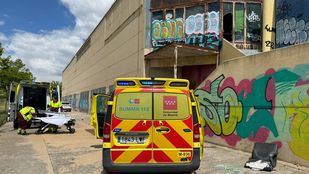 Nave de la que se ha precipitado el joven herido en Las Rozas