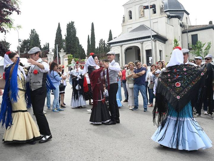 Parejas bailan un chotis en San Isidro