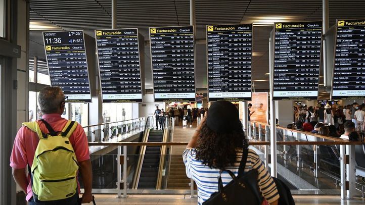 Viajeros en el Aeropuerto Adolfo Suárez Madrid-Barajas