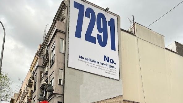 Lona de Más Madrid recordando a los fallecidos en residencias durante el Covid-19