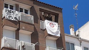 Pancartas contra la ampliación de las pistas de pádel en el patio de los Salesianos de Atocha