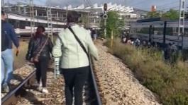 Usuarios de Cercanías andando por las vía