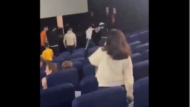 Un boxeador la emprende a golpes contra un hombre que maltrató a su mujer en un cine