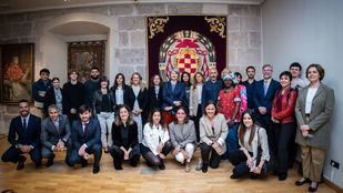Foto de familia de los representantes de universidades, empresas, sindicatos y entidades sociales que participaron en la II Lectura Inclusiva del Quijote