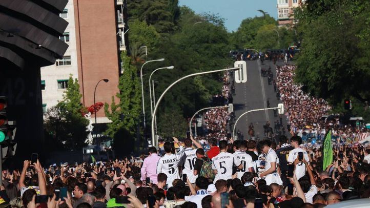 Aficionados del Real Madrid y el Bayern en los aledaños del Bernabéu antes del partido de semifinales de Champions
