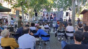 Actuación musical durante la Feria del Libro de Puente de Vallecas