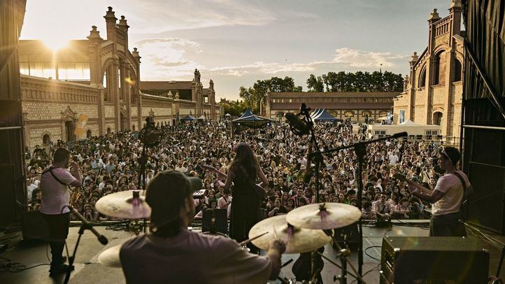 Miles de personas celebran San Isidro en Matadero al ritmo de Natalia Lacunza o Alfie Templeman