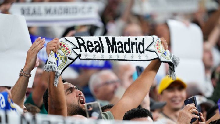 Aficionados del Real Madrid en el Santiago Bernabéu