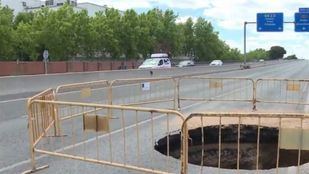 Socavón en la avenida de Andalucía