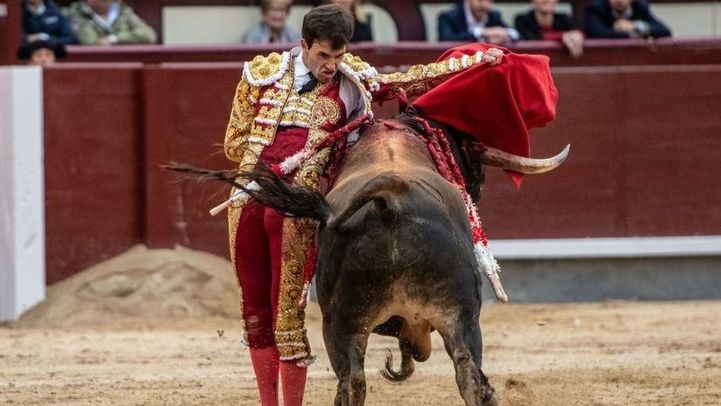 Una de las ajustadas bernadinas con que Navalón terminó la faena a su primer novillo