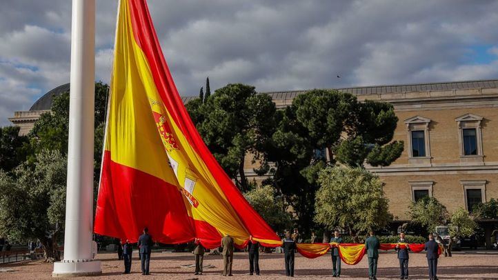 Izado de la bandera en San Isidro