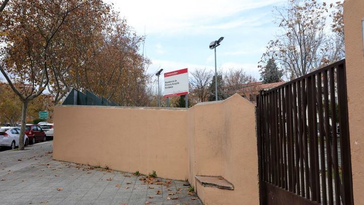 Puerta principal del Centro de Menores de Hortaleza donde la policía investiga el lanzamiento de una granada al patio del mismo