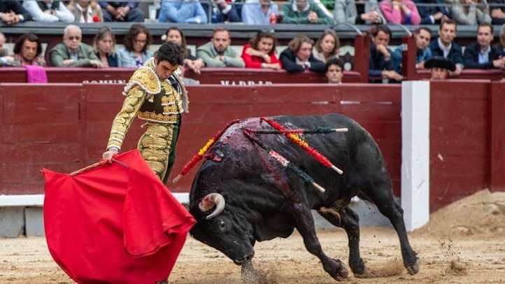 Perera muletea a su manera al primero de sus toros.