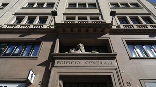 Un imponente león preside la entrada al edificio