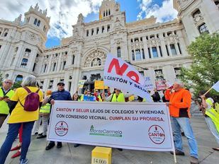 Presentación de firmas en el Ayuntamiento de Madrid pidiendo la reubicación del cantón de Montecarmelo
