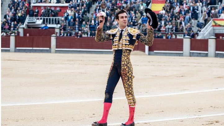 Tomás Rufo recorre el anillo con la oreja que cortó a su primer toro.