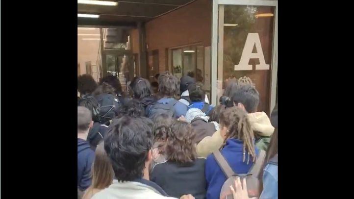 Estudiantes de la Acampada por palestina irrumpen en el Vicerrectorado de la UCM