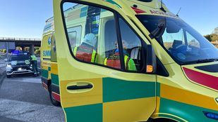 Servicios de emergencia atienden a un motorista que ha sufrido un accidente en la M-50 en Leganés