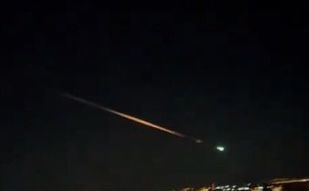 Un meteorito cruza la Península, dejando el cielo de color verde