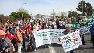 Vecinos de Aluche y Campamento manifestándose por el soterramiento de la A-5