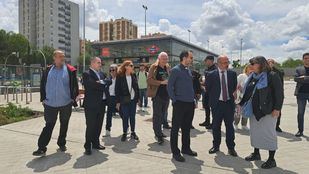 El delegado del Gobierno en Madrid, Francisco Martín, durante su visita al bario de San Cristobal