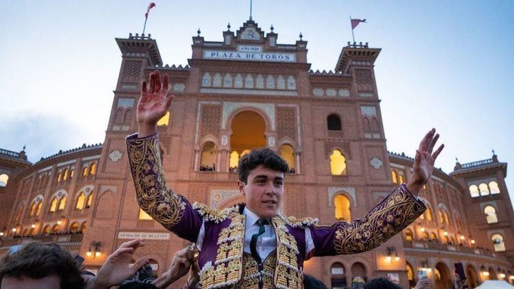 Jarocho, a hombros tras salir por la Puerta Grande de Las Ventas.