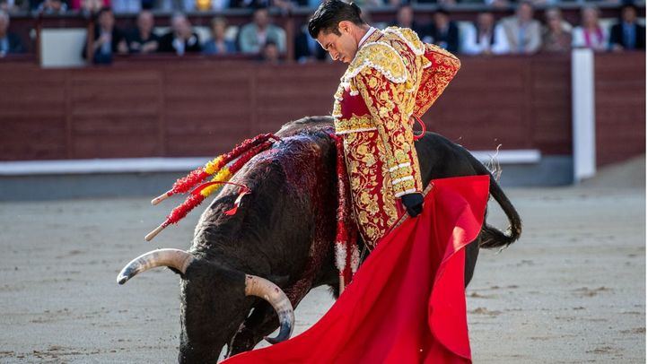Talavante muletea al natural a su primer toro, del que cortó una oreja.