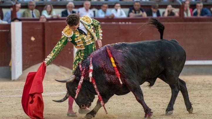 Pase en redondo de Ginés Marín al toro que cerró la aburrida tarde.