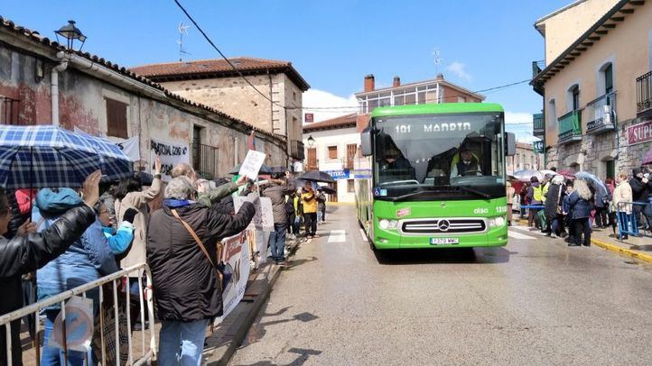 Autobús circulando por la avenida de Madrid de Lozoyuela durante la concentración de los vecinos contra la peatonalización el 31 de marzo.