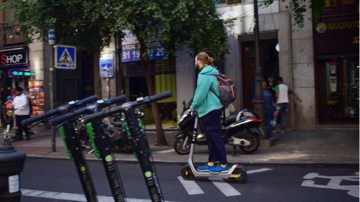 Un hombre circula en patinete eléctrico