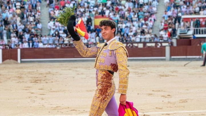 Alejandro Chicharro da la vuelta al ruedo tras su faena al tercero de la tarde.