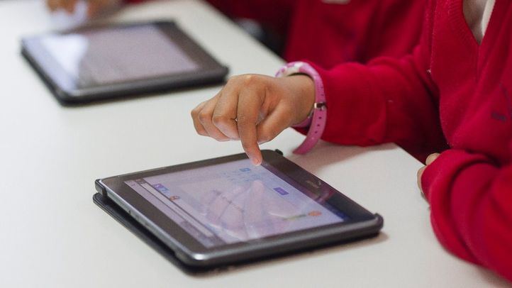 Alumnos utilizando tablets