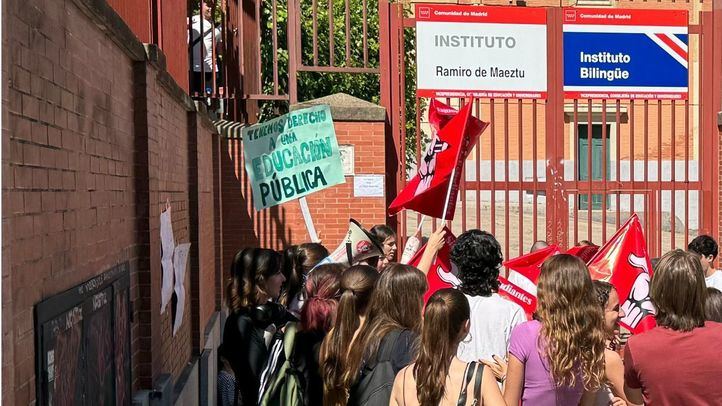 Alumnos se manifiestan a la puerta del IES Ramiro de Maeztu