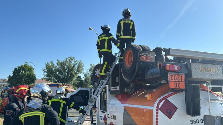 Un camión cisterna vuelca en Titulcia