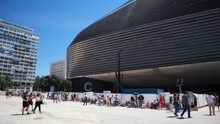 Colas en el Santiago Bernabéu para asistir al segundo concierto de Taylor Swift