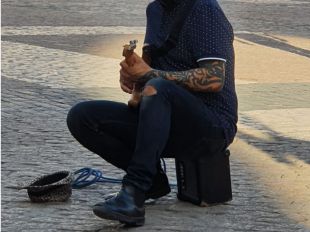 Vecinos de la Plaza Mayor denuncian “inacción” municipal frente a los músicos callejeros