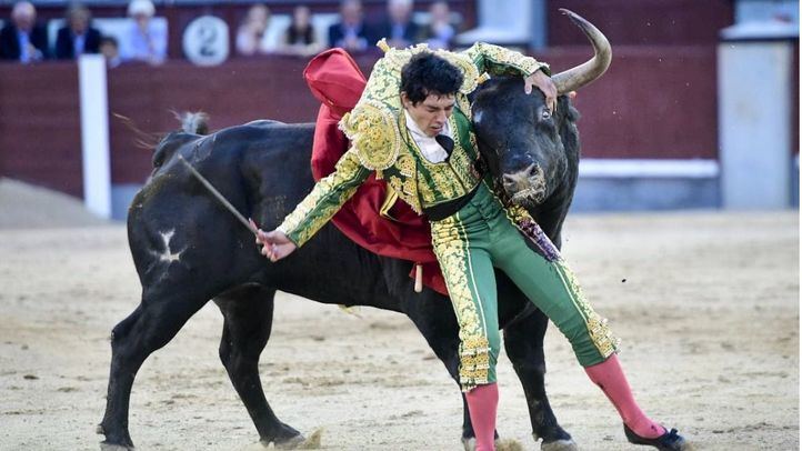 Momento de la grave cogida del sexto toro a Isaac Fonseca.