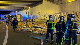Vuelca un camión que cargaba 30 toneladas de jamones frescos y obliga a cortar la R-4 en Getafe