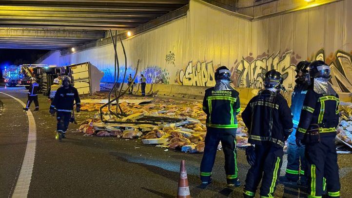 Vuelca un camión que cargaba 30 toneladas de jamones frescos y obliga a cortar la R-4 en Getafe