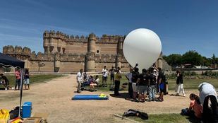 Un centenar de alumnos de institutos públicos de la Comunidad de Madrid lanza un globo sonda para estudiar la estratosfera